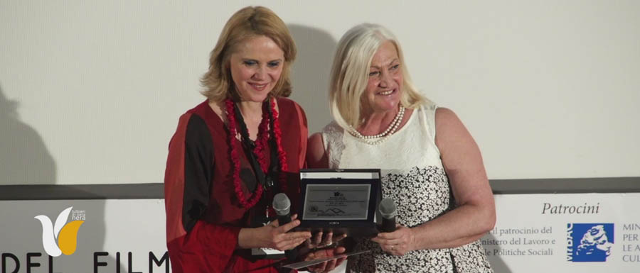 Premio a Valentina Tomada